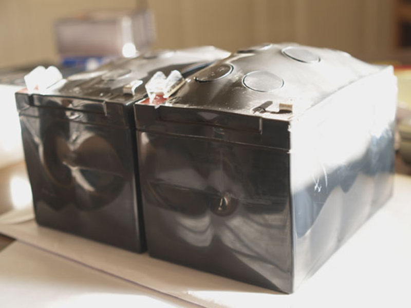 dấu hiệu pin cân điện tử bị hỏng – pin phồng, báo yếu, nhanh tắt