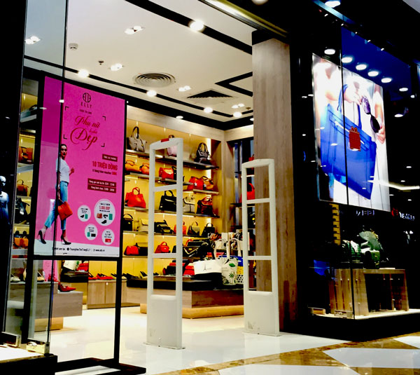 Cổng từ an ninh đặt tại shop thời trang