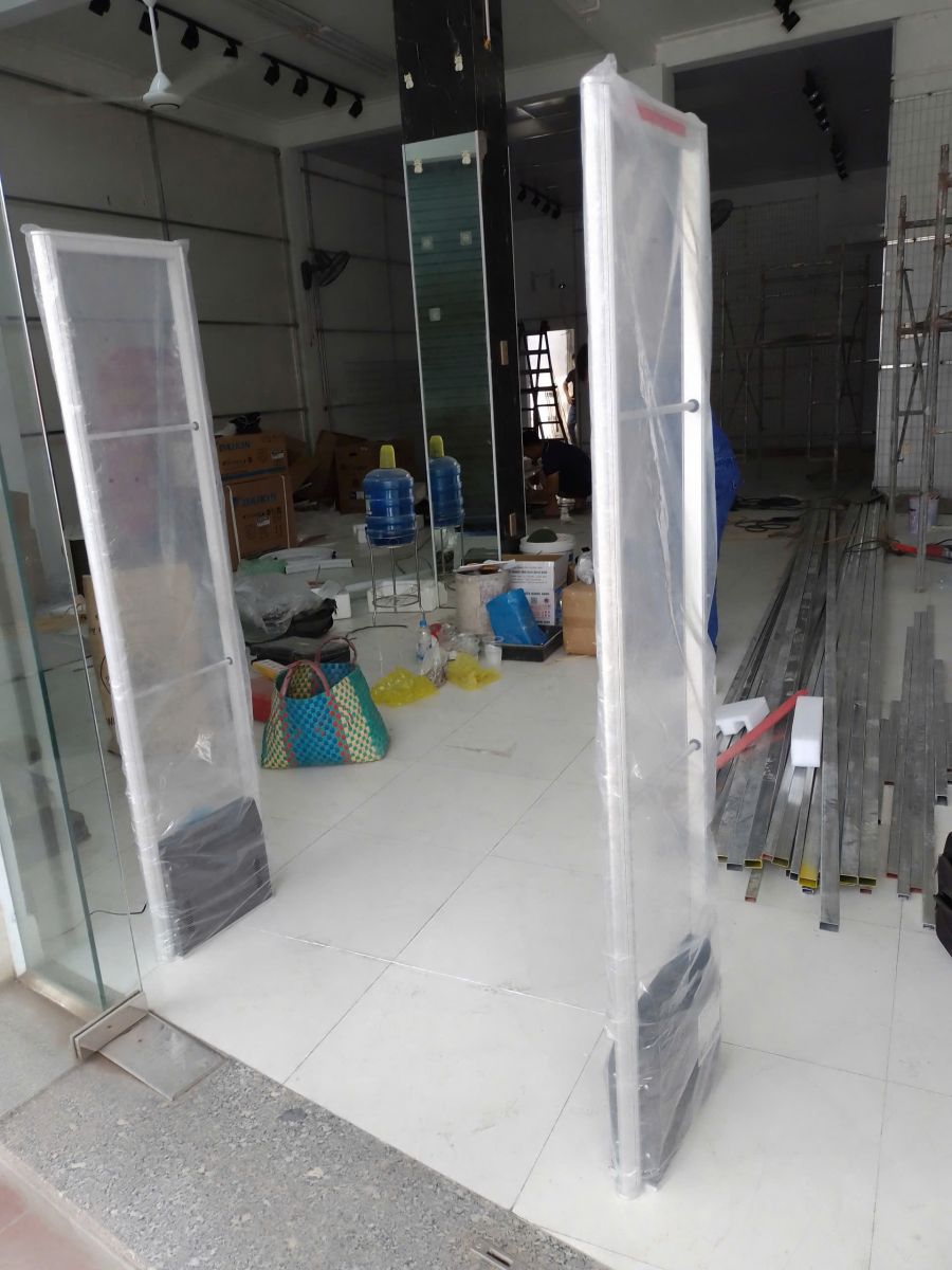 Kỹ thuật viên Thịnh An lắp cổng từ an ninh